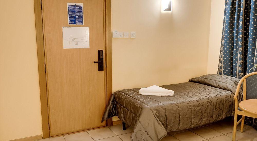 Sliema Chalet Hotel Bagian luar foto