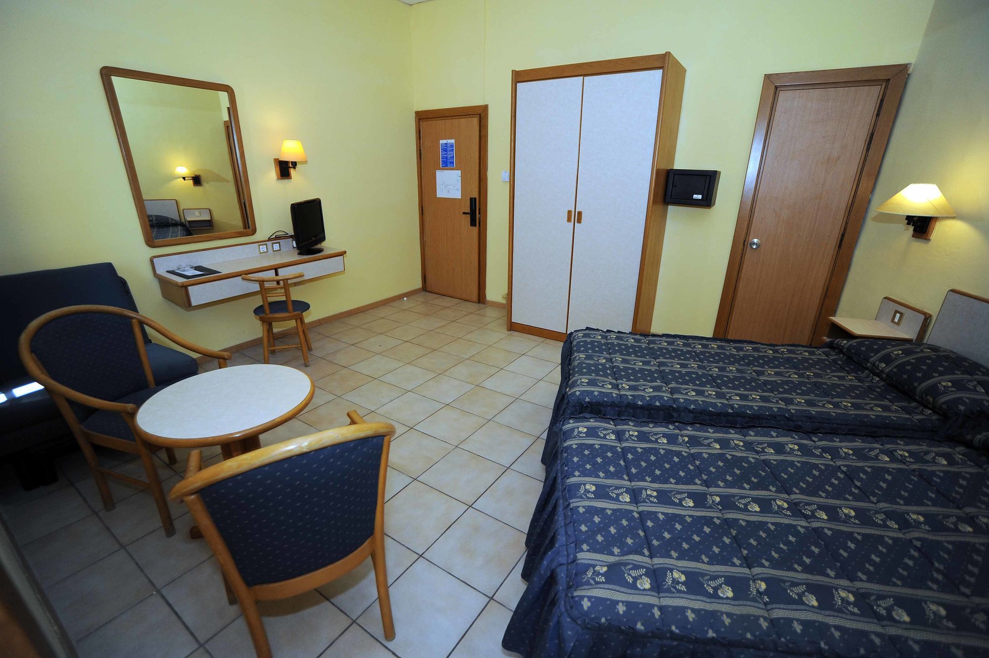 Sliema Chalet Hotel Bagian luar foto