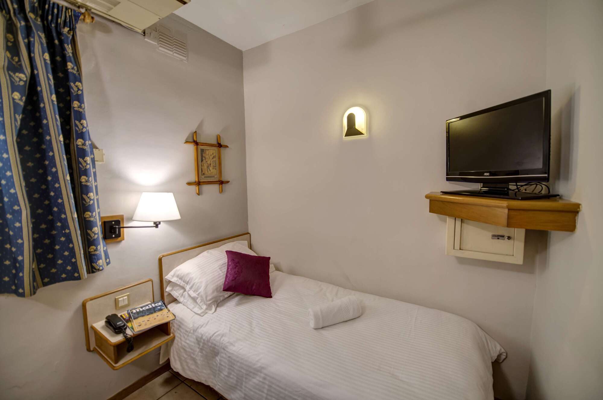 Sliema Chalet Hotel Bagian luar foto